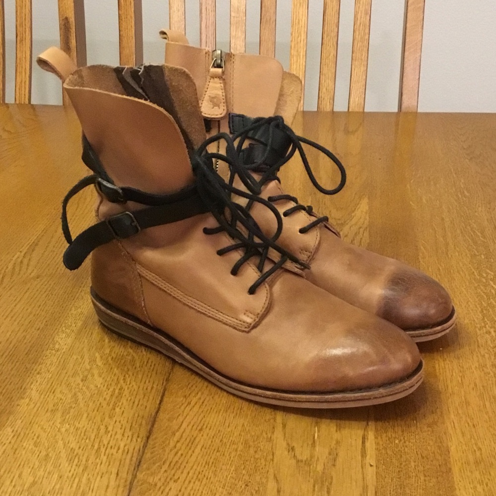 Woman’s Geewawa Casey brown boots. Size 7.5. Black double buckle straps. Cute!